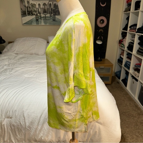 LuLaRoe | Dahl Neon Green Tie Dye Short Ruffle Sleeve Crewneck Cropped Tee Shirt - Picture 2 of 13